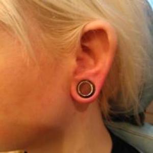 stretch store huller i øreflippen piercing