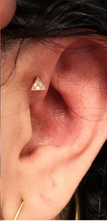 forward helix Fronthelix med Exclusive rosegold triangle labret piercing