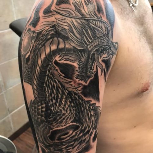 Drage dragon tattoo tatovering shadow black and grey