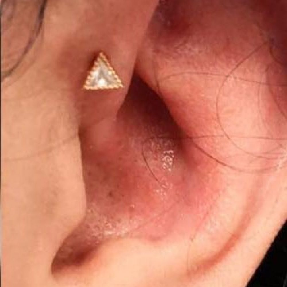 forward helix Fronthelix med Exclusive rosegold triangle labret piercing