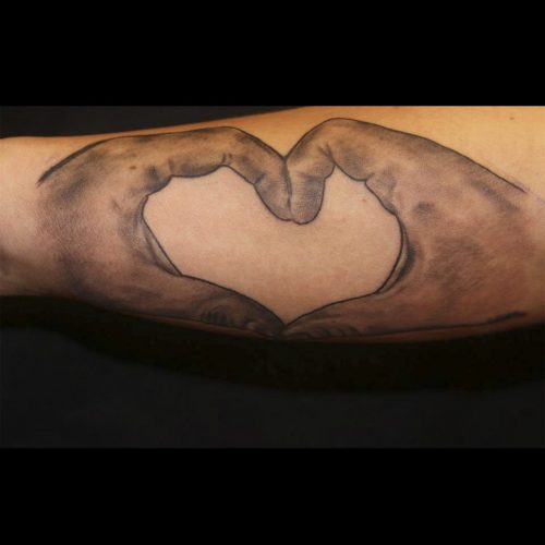 Heart hands tattoo hjerte hænder tatovering
